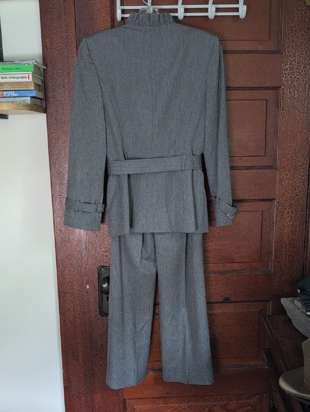 Tahari ASL Women's Gray Ruffled Collar Two-Piece Pantsuit - Picture 3 of 6